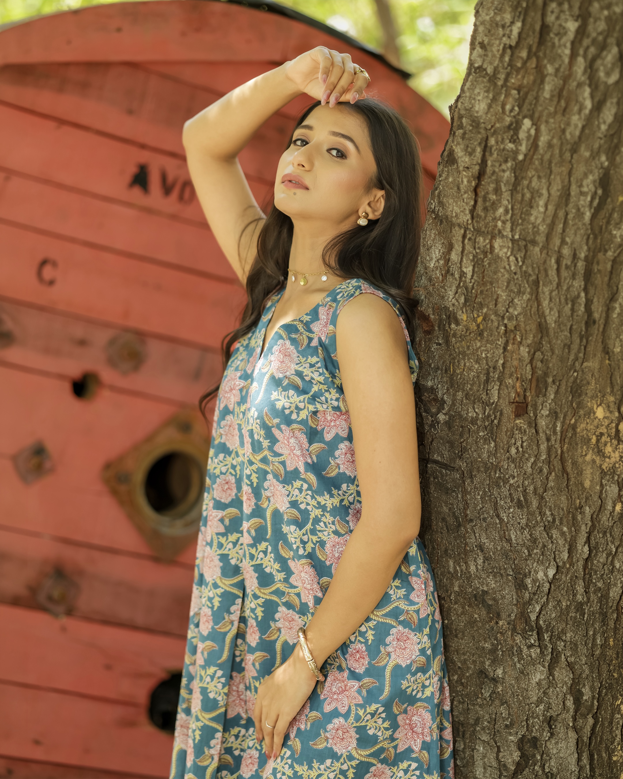 Elegant Floral Printed Sleeveless Maxi Dress thumbnail 3